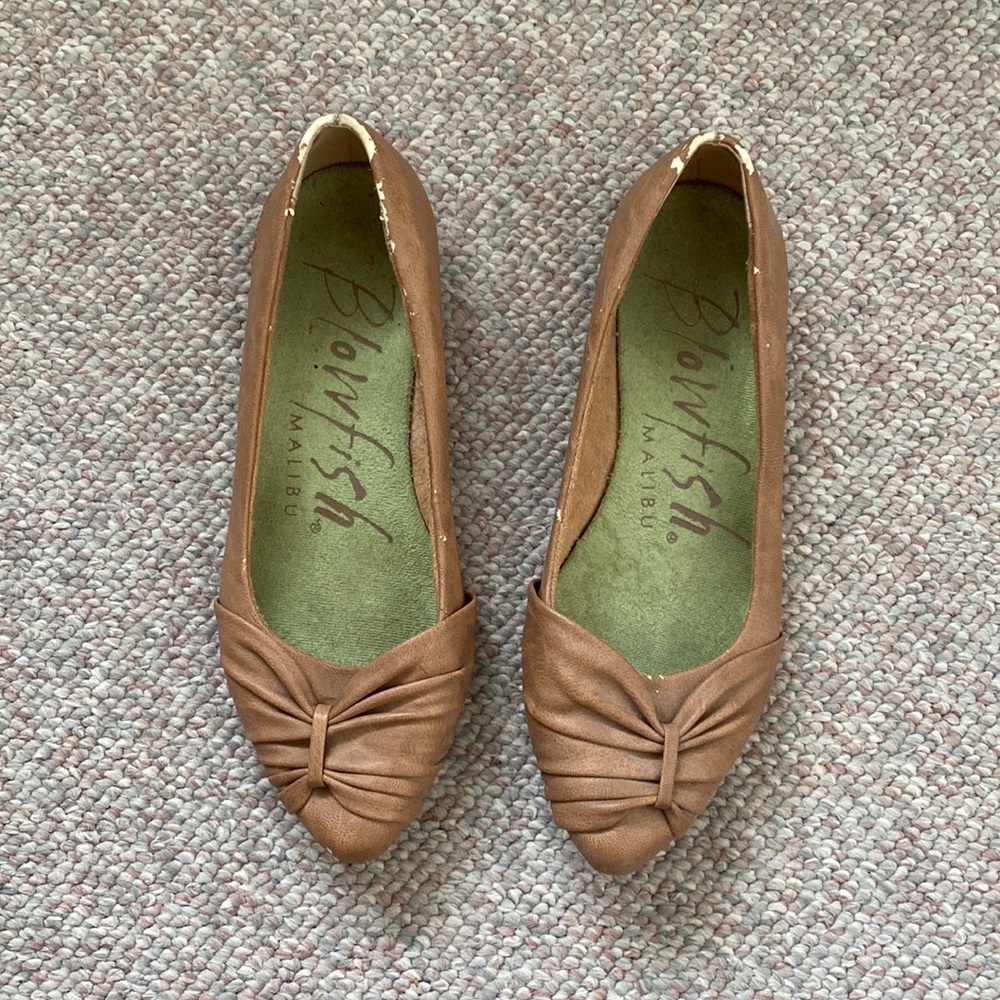 Blowfish tan size 6 flats